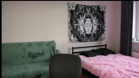 Snapshot of red_qwe chatting on November 7, 2025, 6:35 am Erika online show from November 7, 2025, 6:35 am