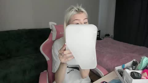 Snapshot of red_qwe chatting on November 26, 2025, 6:36 am Erika online show from November 26, 2025, 6:36 am