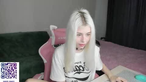 Snapshot of red_qwe chatting on November 29, 2025, 8:28 am Erika online show from November 29, 2025, 8:28 am