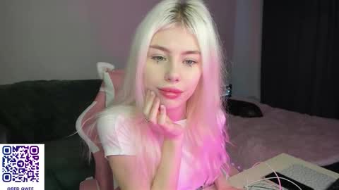 Snapshot of red_qwe chatting on December 5, 2025, 7:28 am Erika online show from December 5, 2025, 7:28 am