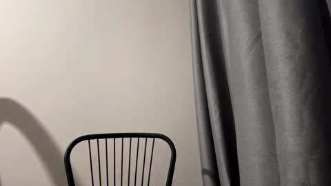 Snapshot of redbullvibe chatting on December 18, 2025, 12:33 pm Mia online show from December 18, 2025, 12:33 pm