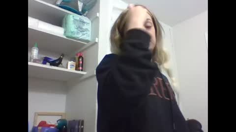 Snapshot of reddwaxx chatting on December 19, 2025, 7:32 pm reddwaxx online show from December 19, 2025, 7:32 pm