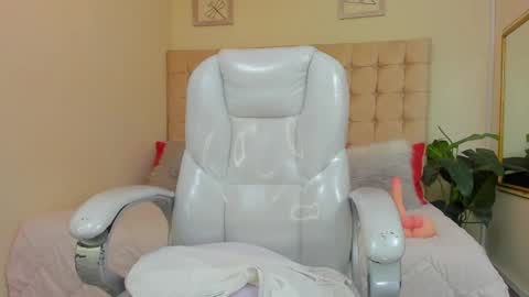 Snapshot of redhot_chilipeppers chatting on March 4, 2025, 10:46 am Lupe online show from March 4, 2025, 10:46 am