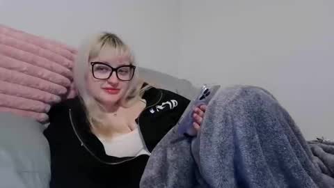 reiannmay online show from November 19, 2025, 4:23 am