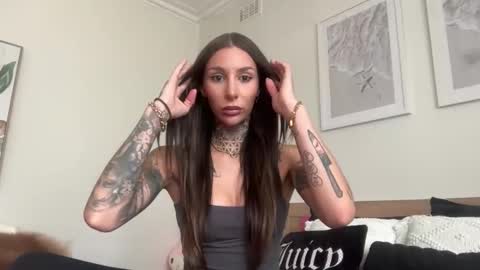 Snapshot of reneeafterdark chatting on October 23, 2025, 2:33 am Renee x online show from October 23, 2025, 2:33 am