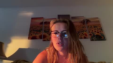 Snapshot of renimoonxo chatting on July 10, 2026, 10:40 am renimoonxo online show from July 10, 2026, 10:40 am