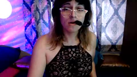 Snapshot of renxoflowers chatting on May 4, 2026, 9:00 pm RenXoFlowers online show from May 4, 2026, 9:00 pm