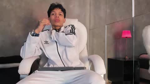 Snapshot of renzo_dogan chatting on December 16, 2025, 7:19 pm Ren online show from December 16, 2025, 7:19 pm