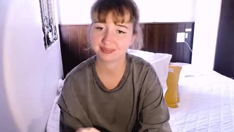 Snapshot of riri_rich chatting on March 6, 2025, 8:52 am Rita online show from March 6, 2025, 8:52 am