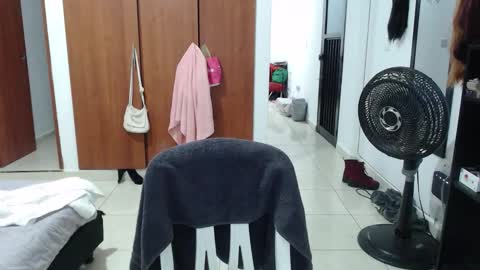 PeachSalinger online show from September 15, 2025, 2:44 am