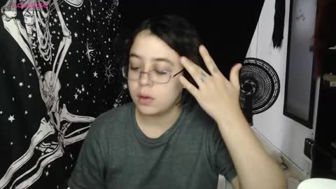 PeachSalinger online show from September 18, 2025, 10:12 pm