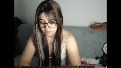 PeachSalinger online show from September 28, 2025, 3:45 am