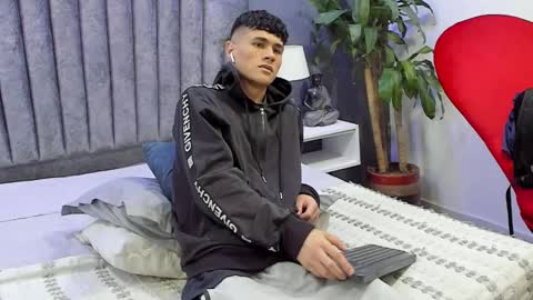 Roan Birkin online show from March 6, 2025, 7:32 pm