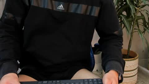 Snapshot of roan_birkin chatting on April 21, 2026, 7:39 pm Roan Birkin online show from April 21, 2026, 7:39 pm