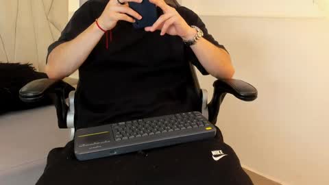 Snapshot of roan_birkin chatting on April 24, 2026, 8:22 pm Roan Birkin online show from April 24, 2026, 8:22 pm