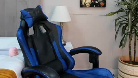 Snapshot of roan_birkin chatting on April 29, 2026, 7:31 pm Roan Birkin online show from April 29, 2026, 7:31 pm