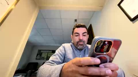 Snapshot of roblatino12 chatting on November 17, 2025, 4:13 pm roblatino12 online show from November 17, 2025, 4:13 pm