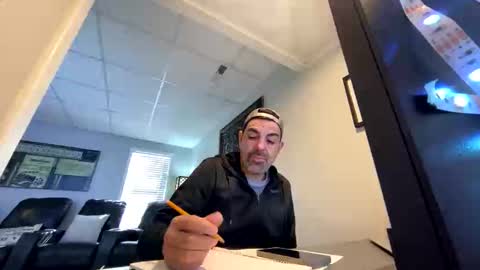 Snapshot of roblatino12 chatting on December 16, 2025, 5:29 pm roblatino12 online show from December 16, 2025, 5:29 pm