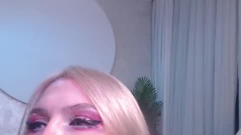 Lina and Den online show from November 22, 2025, 5:17 am