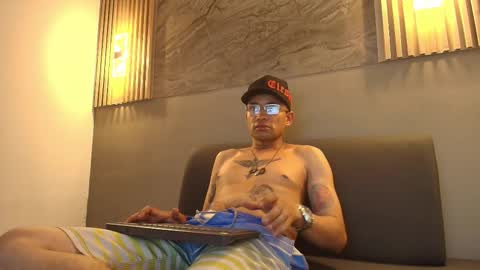 Snapshot of roger_flyn chatting on December 18, 2025, 4:18 am roger_flyn online show from December 18, 2025, 4:18 am