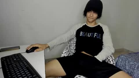 Snapshot of rolling_05 chatting on November 20, 2025, 12:33 am rolling_05 online show from November 20, 2025, 12:33 am