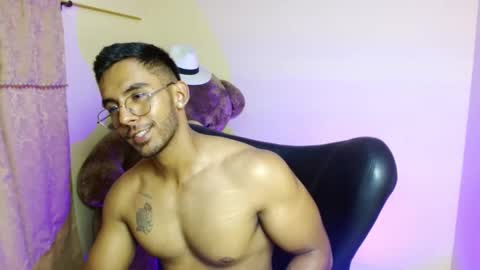 Snapshot of romanpearce_ chatting on January 23, 2025, 10:54 pm Roman online show from January 23, 2025, 10:54 pm