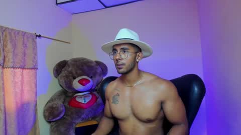 Snapshot of romanpearce_ chatting on January 24, 2025, 5:11 pm Roman online show from January 24, 2025, 5:11 pm