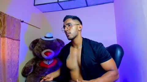 Snapshot of romanpearce_ chatting on January 29, 2025, 7:43 pm Roman online show from January 29, 2025, 7:43 pm