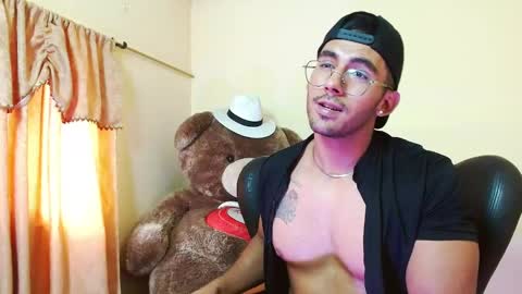 Snapshot of romanpearce_ chatting on February 12, 2025, 5:37 pm Roman online show from February 12, 2025, 5:37 pm