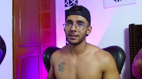 Snapshot of romanpearce_ chatting on February 28, 2025, 7:14 pm Roman online show from February 28, 2025, 7:14 pm