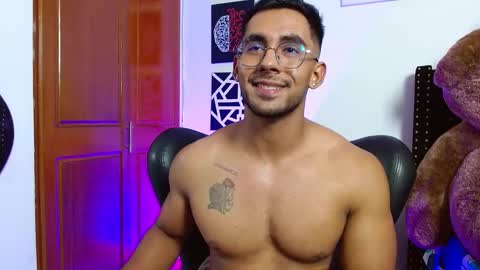 Snapshot of romanpearce_ chatting on March 5, 2025, 8:32 pm Roman online show from March 5, 2025, 8:32 pm
