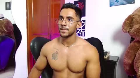 Snapshot of romanpearce_ chatting on March 9, 2025, 12:10 am Roman online show from March 9, 2025, 12:10 am