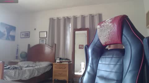 Snapshot of ronnie_dravenn chatting on October 26, 2025, 2:23 pm online 10pm-1am online show from October 26, 2025, 2:23 pm