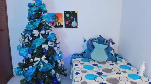 Snapshot of rooxxyy_ chatting on December 15, 2024, 1:13 am online show from December 15, 2024, 1:13 am