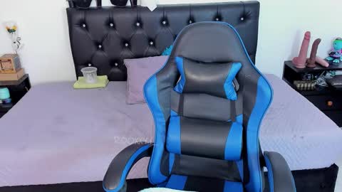 Snapshot of rooxxyy_ chatting on February 4, 2026, 9:42 pm online show from February 4, 2026, 9:42 pm