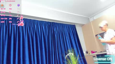 Snapshot of rosacatalleya chatting on November 4, 2025, 4:11 am Rose online show from November 4, 2025, 4:11 am