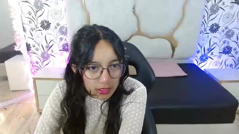 Snapshot of rosee_tay1 chatting on December 15, 2025, 3:33 am rosee_tay1 online show from December 15, 2025, 3:33 am