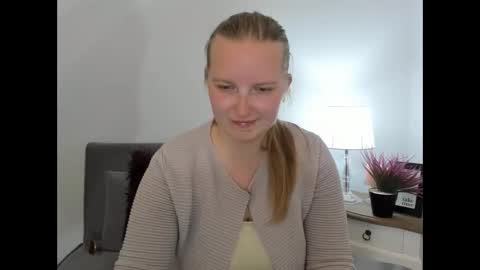 Snapshot of rosehypnotic chatting on April 21, 2026, 5:28 pm Rose online show from April 21, 2026, 5:28 pm