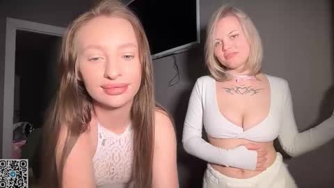 Snapshot of roselunes chatting on March 7, 2026, 7:00 pm Sophie and Sarah online show from March 7, 2026, 7:00 pm