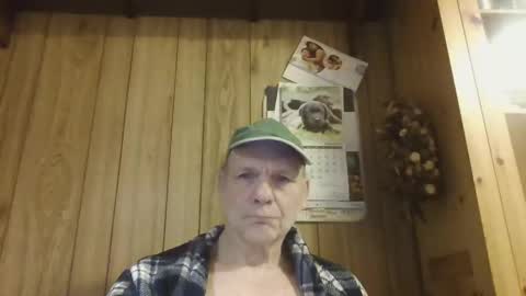 Snapshot of roses2u1958 chatting on January 1, 2025, 4:39 am roses2u1958 online show from January 1, 2025, 4:39 am