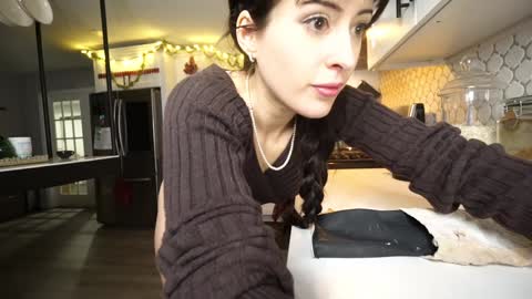 Snapshot of rosiebones chatting on December 13, 2024, 1:15 am Rosie Bones online show from December 13, 2024, 1:15 am