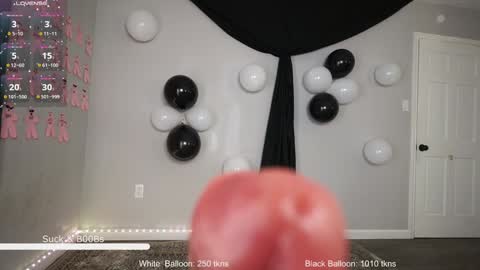 Snapshot of rosiebones chatting on January 3, 2025, 12:00 am Rosie Bones online show from January 3, 2025, 12:00 am