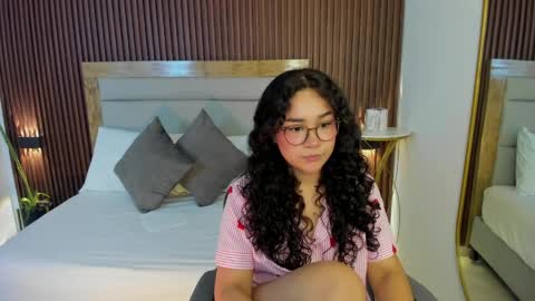 rossie_lanie_ online show from April 4, 2026, 7:22 pm