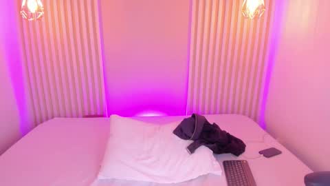 Snapshot of rossvega_ chatting on December 4, 2025, 8:06 pm Ross online show from December 4, 2025, 8:06 pm