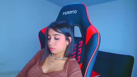 rousse_violet online show from November 7, 2025, 10:10 pm