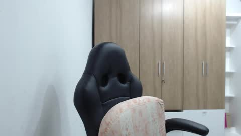 Roxana online show from November 18, 2025, 9:19 pm