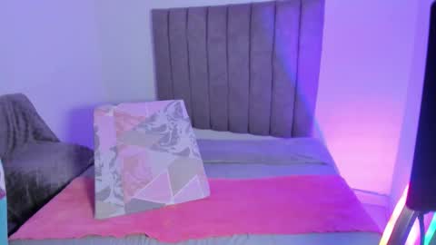 Snapshot of roxanedewalle chatting on January 13, 2026, 11:59 am Roxane online show from January 13, 2026, 11:59 am