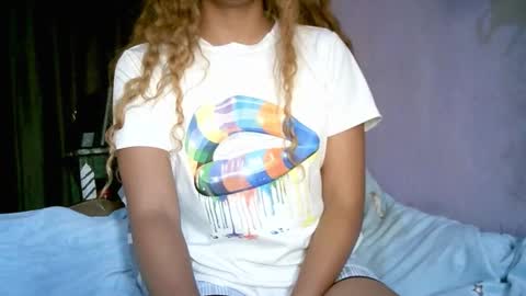 Snapshot of roxanne_98 chatting on February 3, 2026, 3:04 am roxanne_98 online show from February 3, 2026, 3:04 am