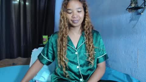 Snapshot of roxanne_98 chatting on February 25, 2026, 2:32 am roxanne_98 online show from February 25, 2026, 2:32 am