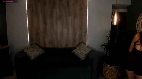 Roxanne Hill  online show from October 14, 2025, 10:49 am